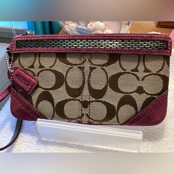 EUC Coach Women’s Wristlet - Picture 3 of 12